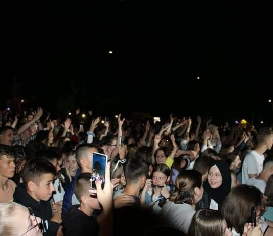 Spektakularan koncert Crvene Jabuke u Novom Travniku (FOTO)