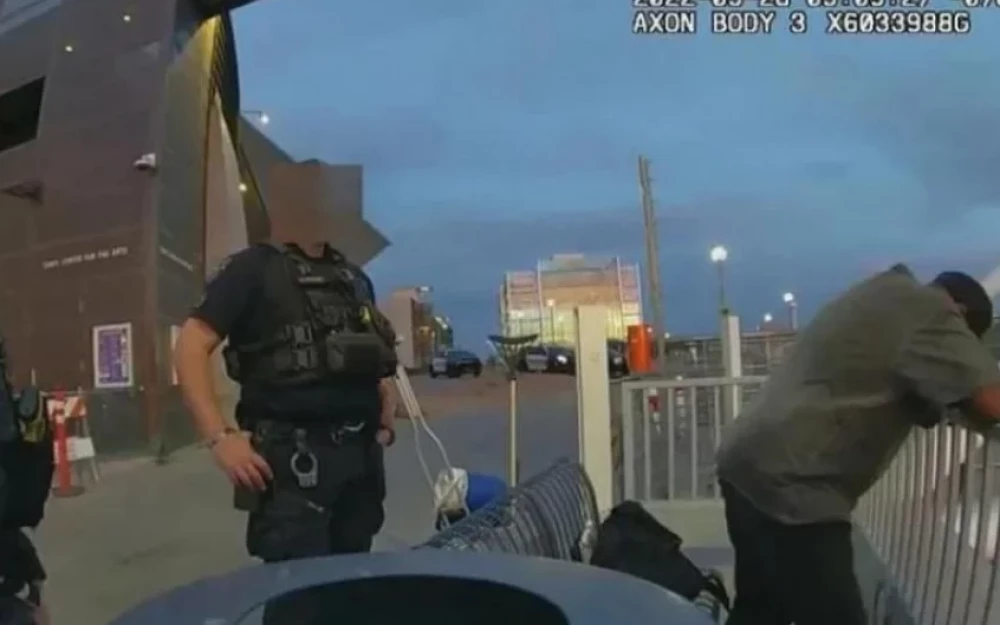 Stravična snimka, policajci hladno gledali kako se muškarac utapa dok mu je partnerica zapomagala: ‘Ja za njim ne mislim skakati‘