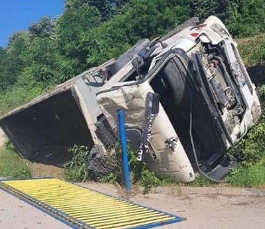 Teška nesreća u BiH: Prevrnuo se kamion, vozač prevezen u bolnicu