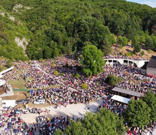 Tisuće vjernika u dolini svetog Ive u Podmilačju, mnogi su pješačili i stotine kilometara (FOTO)