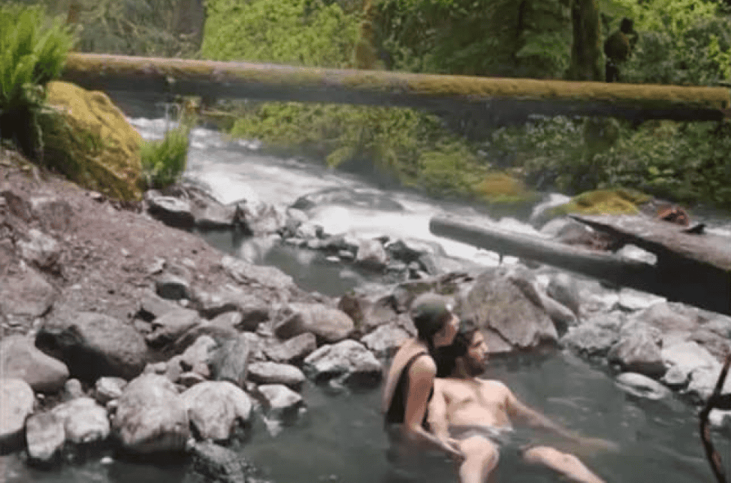 Uh, nezgodno. Par se taman prepustio nježnostima, prekinulo ih je jako neugodno iznenađenje…