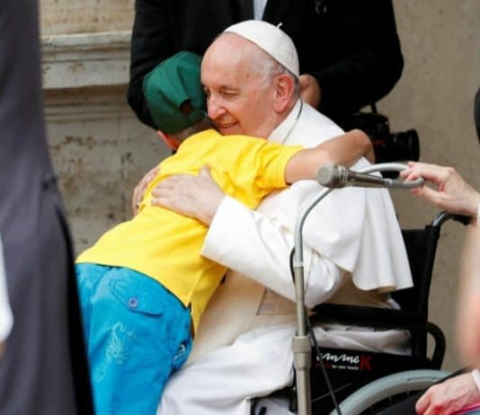 Ukrajinski dječak pitao Papu: “Možete li doći u Ukrajinu spasiti svu djecu koja tamo pate?”