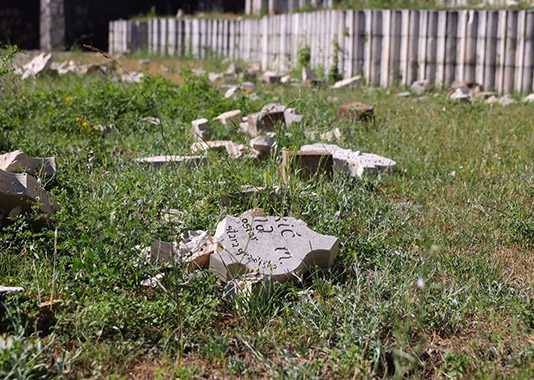 Uništavanje Partizanskog groblja: Zašto živite u Mostaru ako ga mrzite?