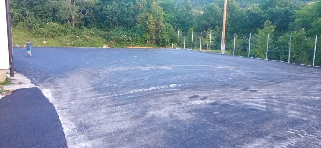 Asfaltirano igralište i pristupni put područnoj školi na Milama