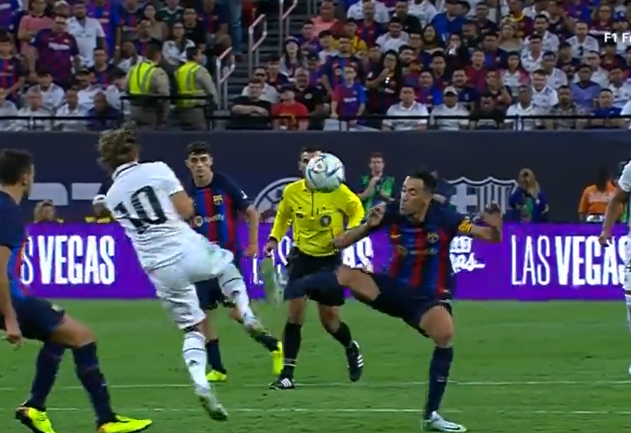 Prgavi Barcin senator mogao je ozbiljno ozlijediti Modrića. Dobio je samo žuti karton, pogledajte reakciju Kroosa i društva…