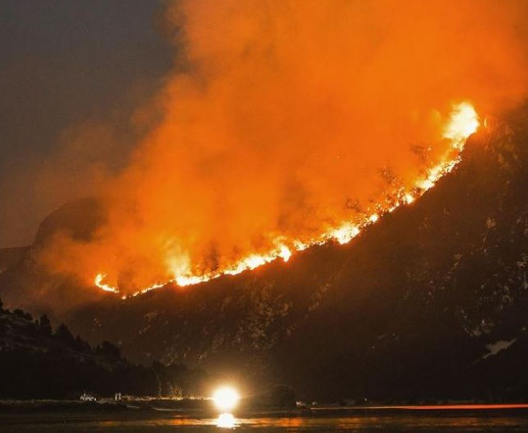 Veliki požar na Blidinju se širi, ugrožena su vikend naselja, vatrogasci i volonteri su cijelu noć mučili muku