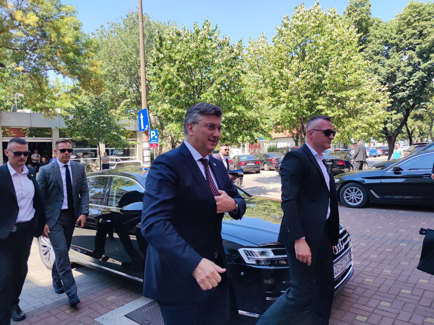 Plenković u Mostaru s hrvatskim ministrima, susreo se s biskupom pa nakon toga sa Čovićem u zgradi HDZ-a BiH
