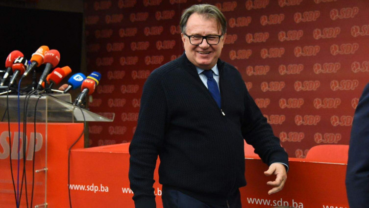 Nermin Nikšić tvrdi da mu je Schmidt obećao da će odustati od izmjena Izbornoga zakona: Avdo tvrdi da to nije točno