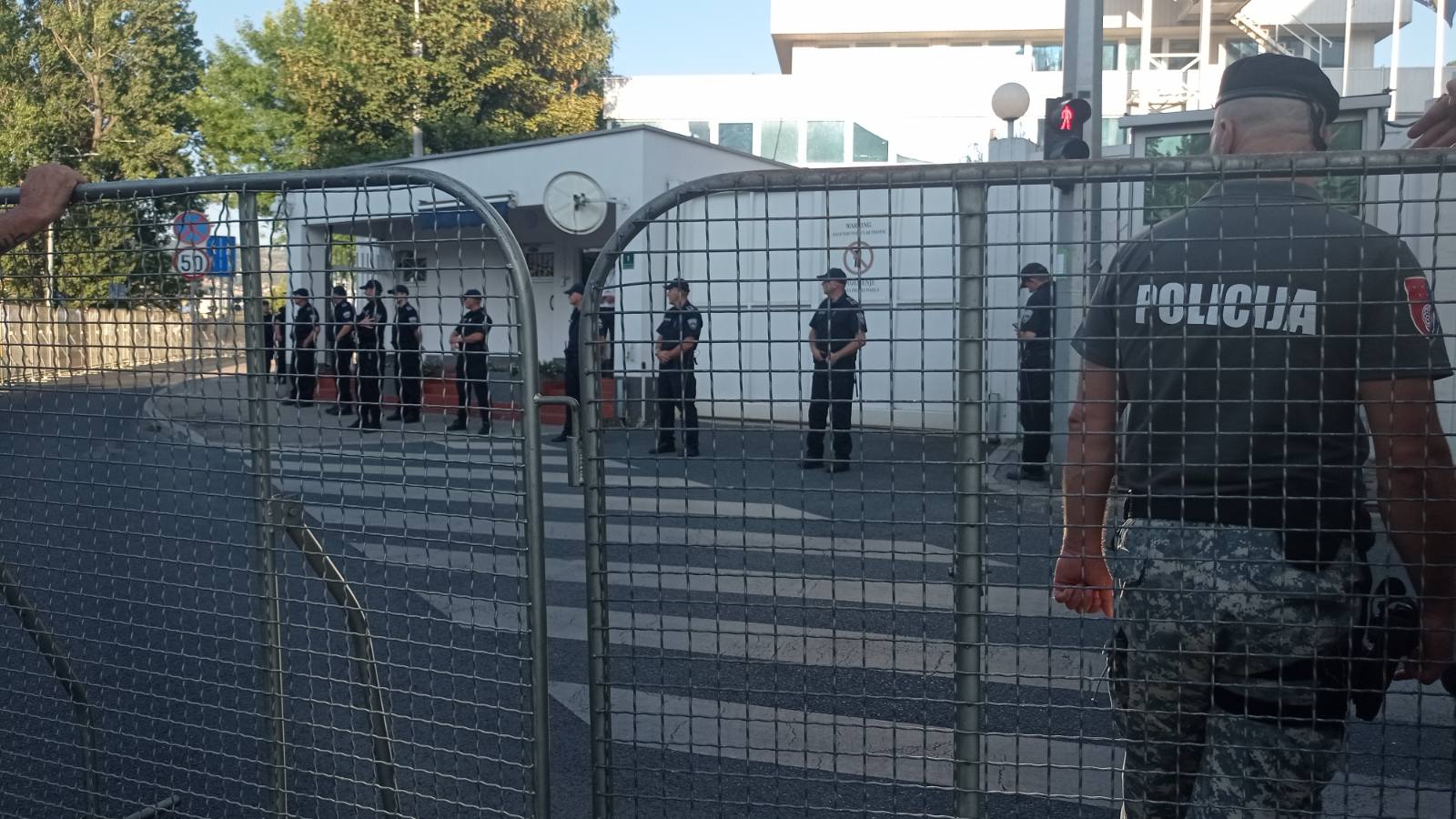 Džaba su krečili: prosvjed pred zgradom OHR-a jezivo malen, većina Sarajlija očito ne smatra problemom da Hrvati sami biraju svoje predstavnike