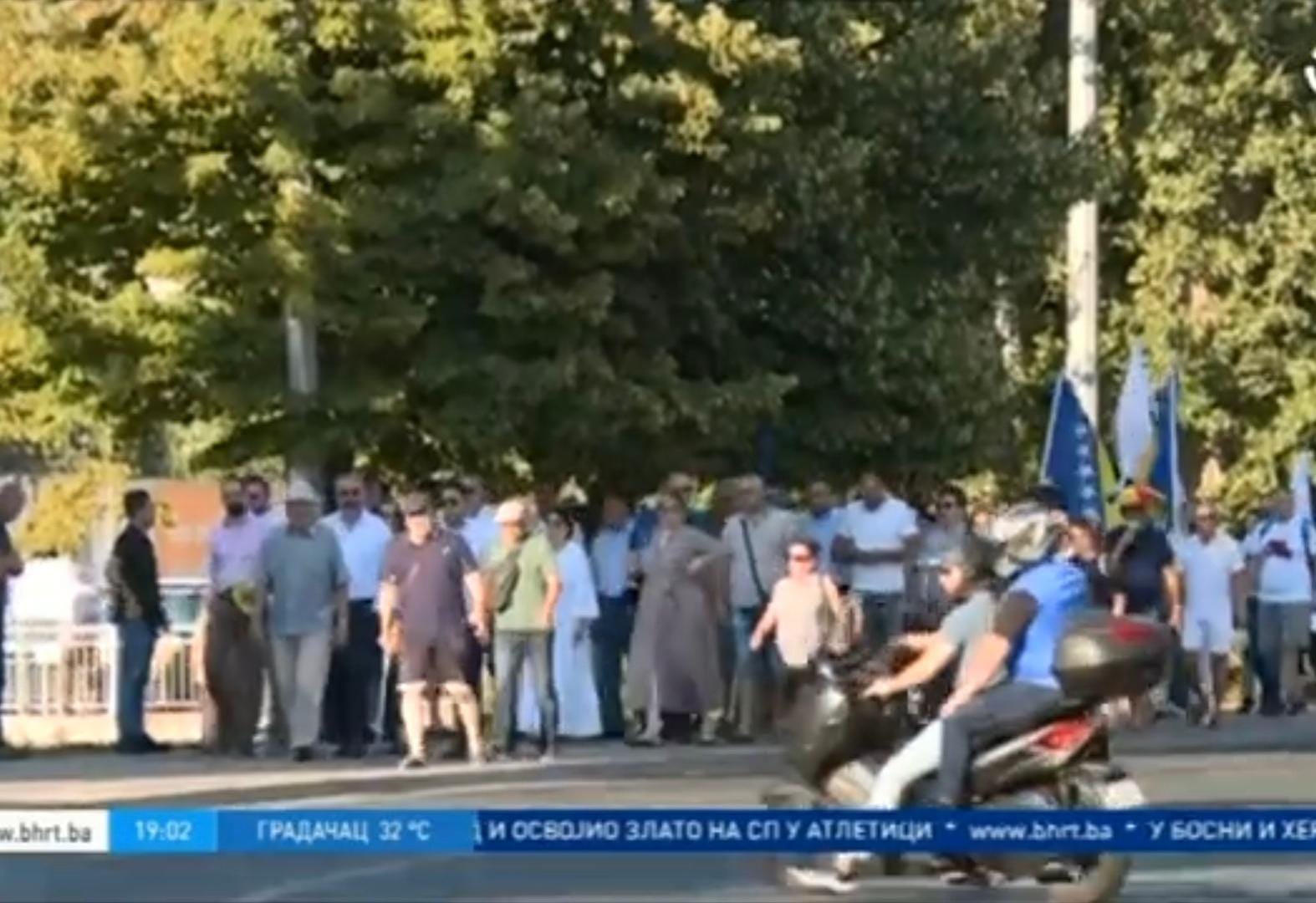 Prosvjedi u Sarajevu i službeno počeli, sav bošnjački vrh prisutan: odaziv manji od najavljivanog i očekivanog