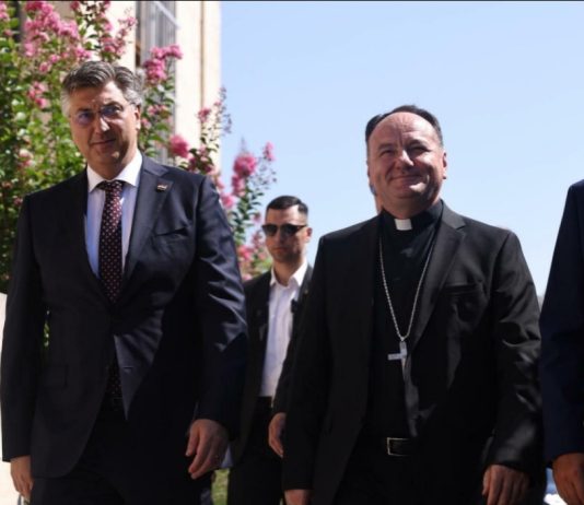 Andrej Plenković stigao u BiH: Posjet započeo susretom s mostarskim biskupom Palićem