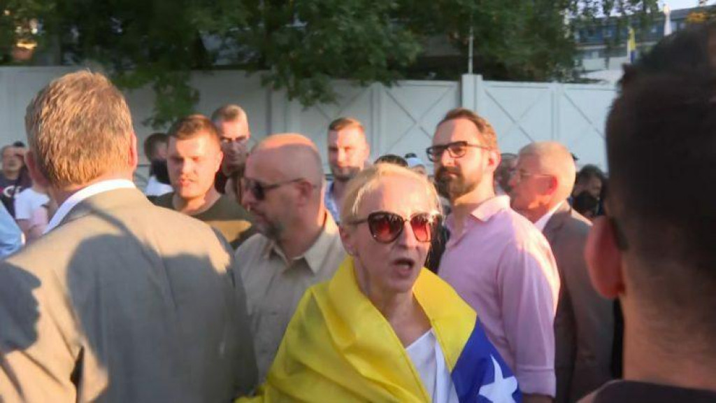 “Fakultetski obrazovana” prosvjednica se obrušila na Izetbegovića, supruga Sebija istrčala u obranu: “Lupetate, čitajte malo, pojma nemate!