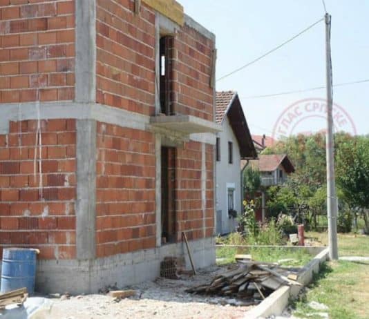 TRAGEDIJA U BiH: Radnik pao s balkona na glavu i trbuh i preminuo