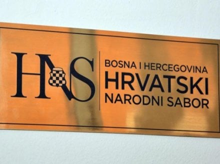 HNS: “Schmidt je podlegao pozivima bošnjačko-muslimanskih prvaka na nasilje”