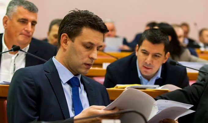 Most se javio oštrim priopćenjem nakon jučerašnjeg Schmidtovog povlačenja, poslao je poruku najvišim dužnosnicima u Hrvatskoj