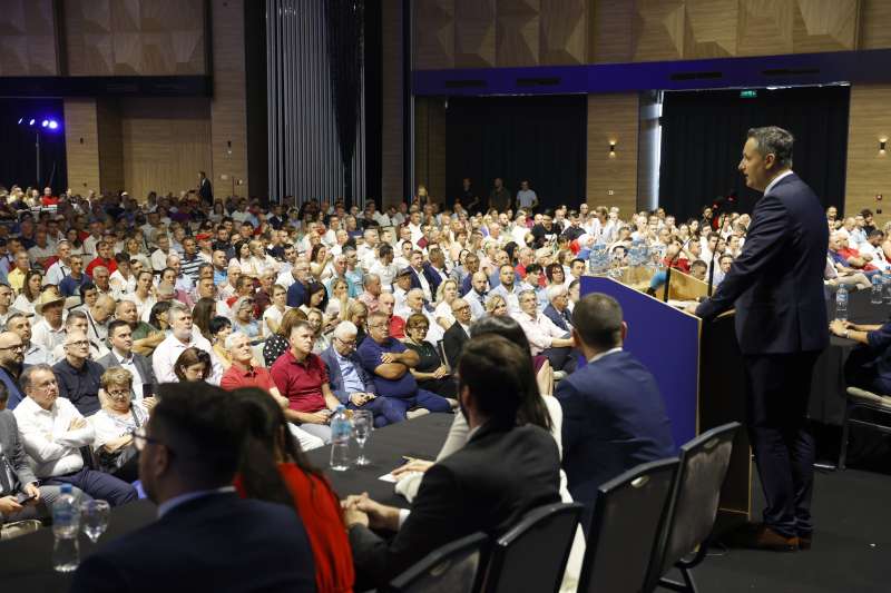 Bakir neće moći spavati večeras: u Sarajevu Bećirovića podržalo 10 stranaka i tisuće nezadovoljnih građana, evo glavnih poruka