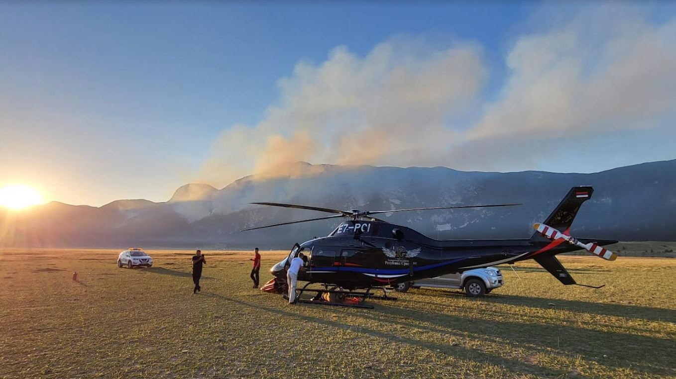 FOTO I VIDEO Helikopter iz Republike Srpske gasi požar na Čvrsnici, traju veliki napori