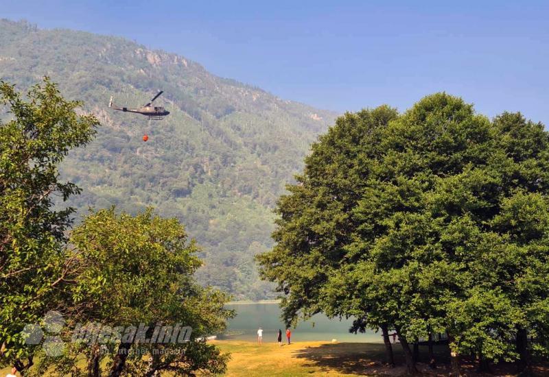 FOTO I VIDEO Požar u hercegovačkom gradu gase helikopteri Oružanih snaga BiH, pogledajte kako to izgleda