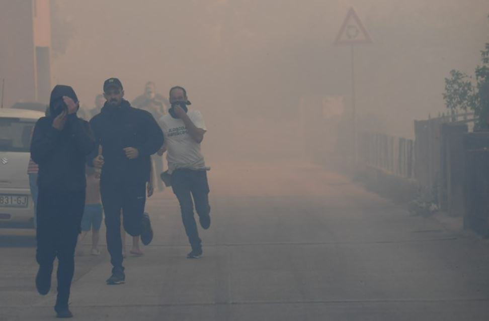 FOTO Veliki požar drma Dalmacijom, u tijeku evakuacija ljudi, okolica Šibenika dugo nije bila ovako paklena!