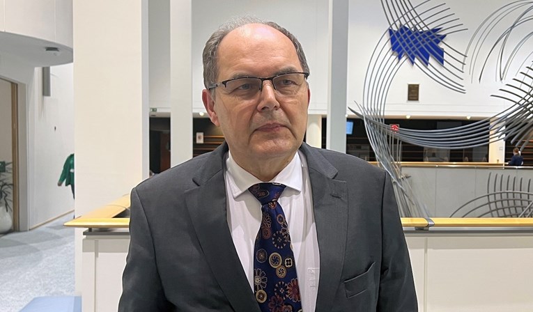 “Halo, halo”: Schmidt je danas “na liniji” s brojnim istaknutim parlamentarcima