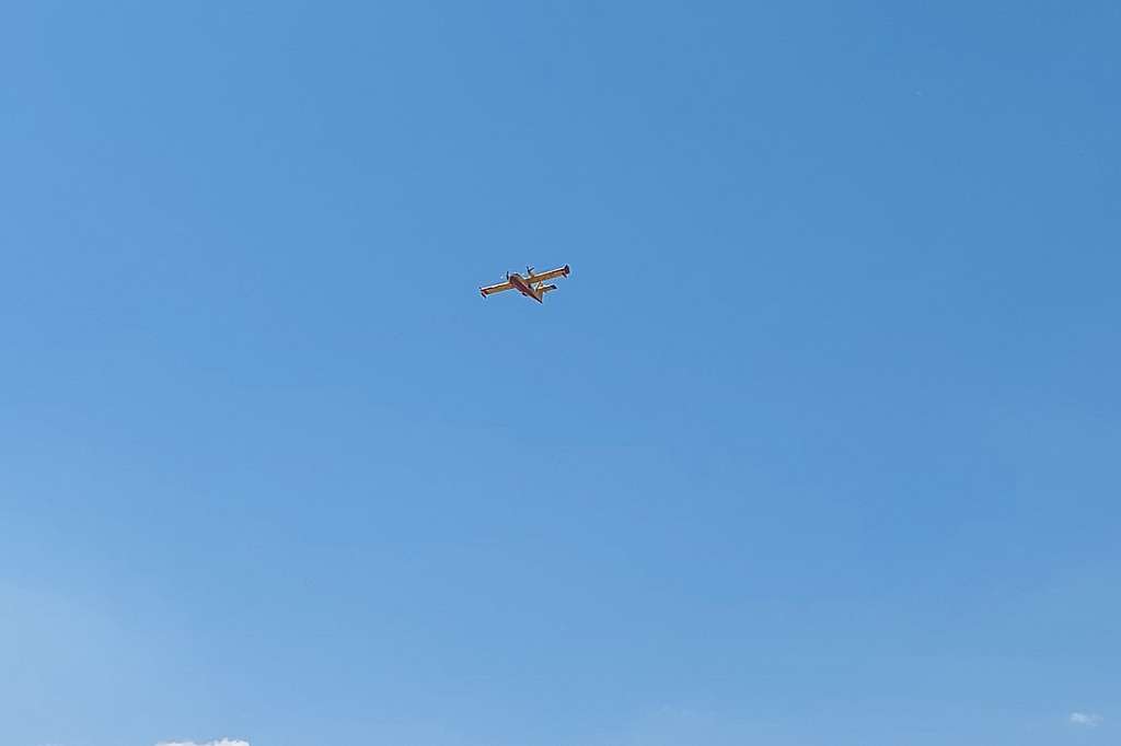 Hrvatska je u subotu ponovno poslala kanader i helikopter za pomoć: ovoga puta idu gasiti veliki požar kod Renškog Vrha