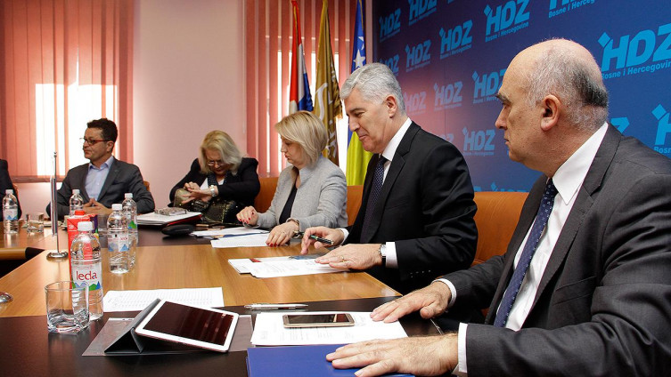 HNS: Nasrtaji na hrvatske simbole apsolutno neprihvatljivi i trebaju biti primjereno kažnjeni