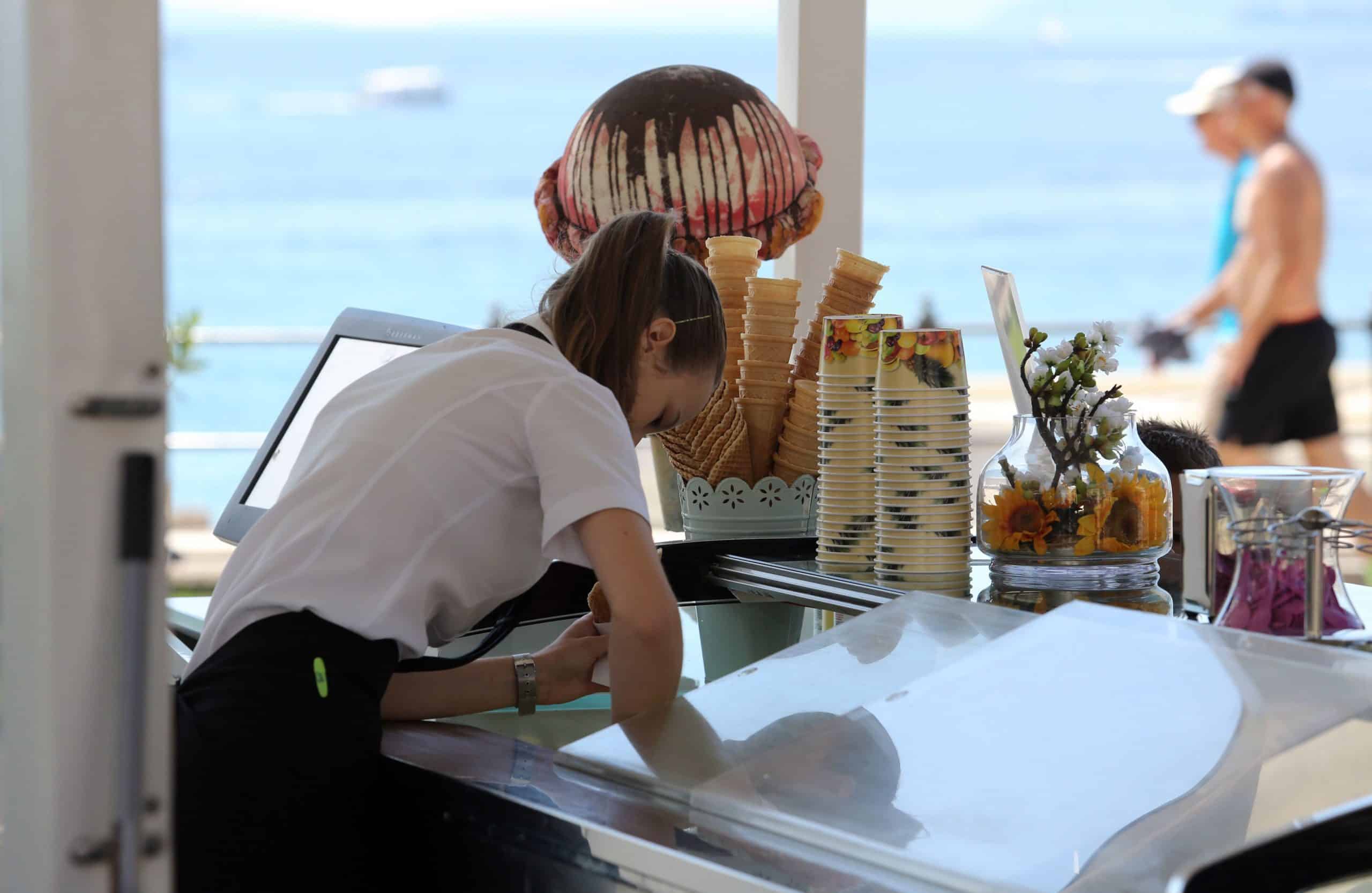 Konobari – ili su otišli na Jadran, ili odbijaju raditi za ovdašnju mizeriju. Poslodavci iznijeli zanimljiv prijedlog…