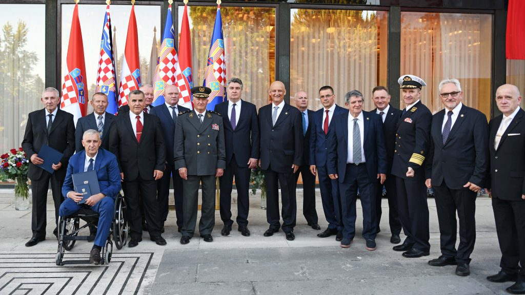 Milanović uručio počasne činove i odlikovanja hrvatskim braniteljima: Počasni činovi su dug časti za ljude bez kojih Hrvatska ne bi bila obranjena