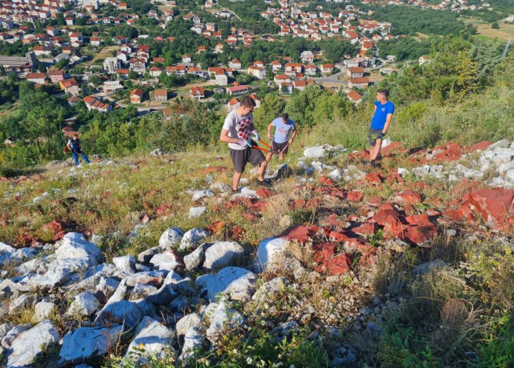 Mladež u Širokom očistila hrvatski grb koji se prostire nad tim gradom: riječ je o tradicionalnoj akciji koja se provodi svake godine u ovo vrijeme