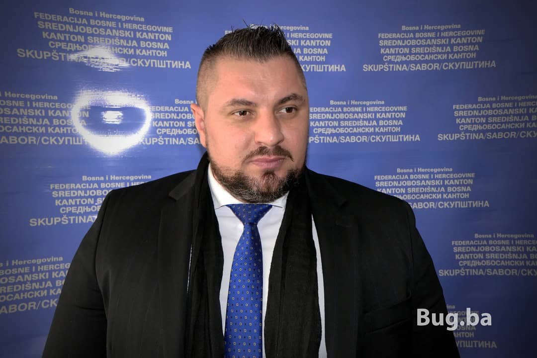 Momče s fotke je SDA-ov ministar Amir Šečibović: jučer je uništavao transparente posvećene Srebrenici, evo zašto mu se nisu svidjeli