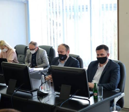 NAŠA VLAST: Nakon što su povećali plaće, čistačica ima 660, prosvjetni djelatnik 1250, a ministri preko 3000 KM!?