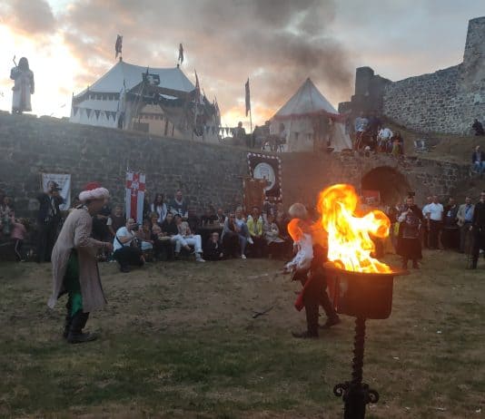 Otvoren festival “Dani Srednjovjekovlja” u Jajcu  (FOTO)