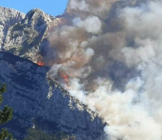 Pogledajte kako strašno izgleda požar na Čvrsnici: “Vatra se širi, za helikopter je, čini se, kasno”