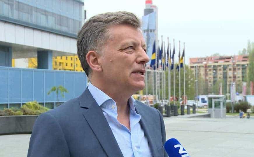 Sramotan postupak novinara BHRT-a: narugao se ćirilici, reagirao i srpski član Predsjedništva Dodik