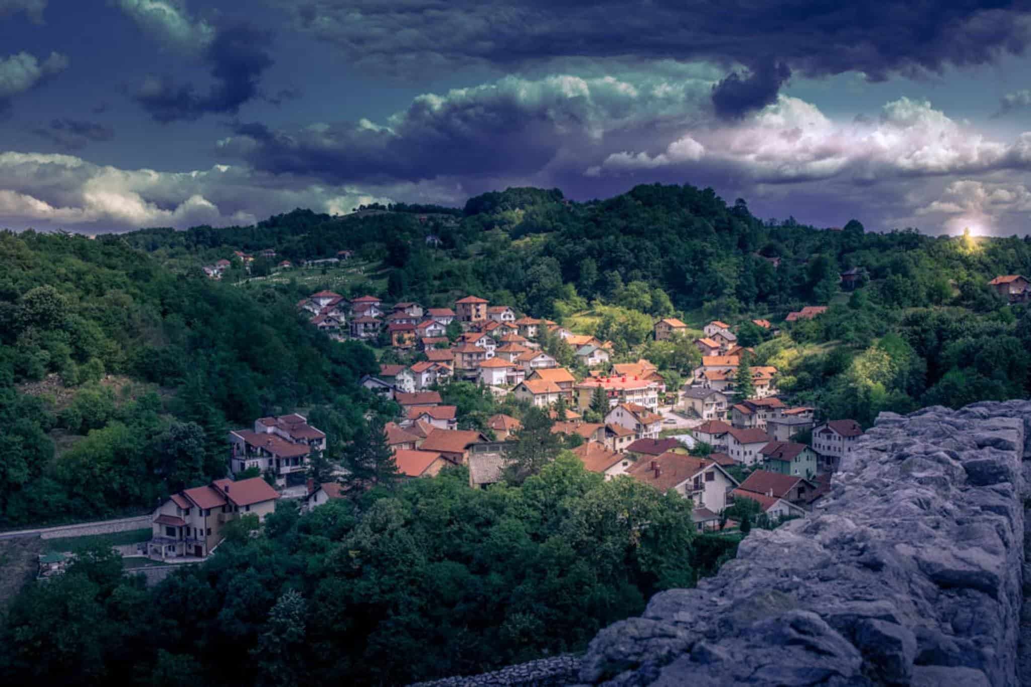 Strava u Bosni: nasilnici napali hrvatsku obitelj, presjekli im put, lupali po autu, pozivali na tuču