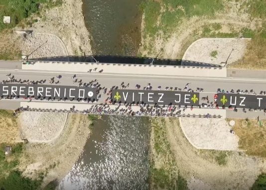 U Vitezu održan performans i ispraćaj sudionika pohoda u Srebrenicu