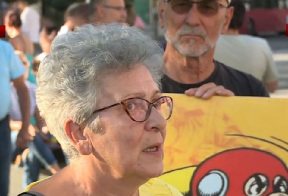 Zašto već nije uhapšena?! Gospođa s fotke je Azra Zornić, otvoreno je zaprijetila novim ratom u BiH