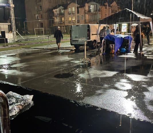 NOVI TRAVNIK: Zbog kiše i nevremena koncert Hladnog piva pomjeren za četvrtak