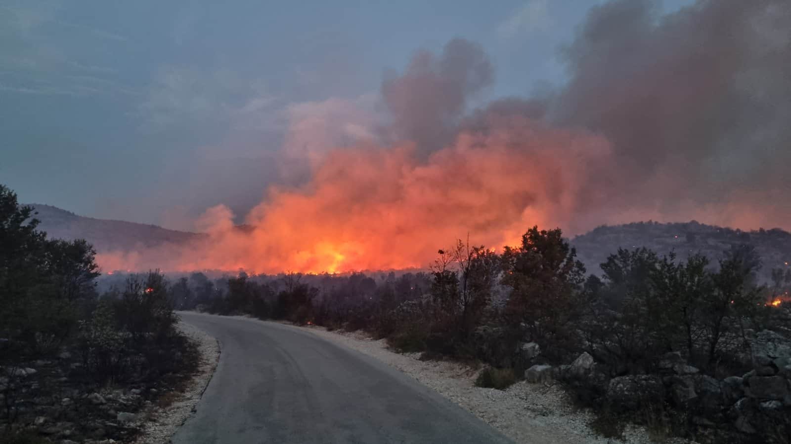 Požar u Neumu se širi prema Hutovu, helikopter OS tek stigao, nedostaje ljudstva na terenu