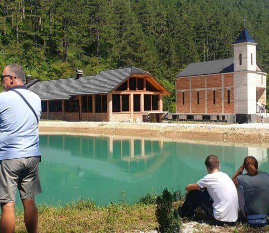 Kardinal Puljić blagoslovio crkvu koju je izgradio Bugojanac Husein Smajić: “To sve činim za mir, poštovanje među narodima”