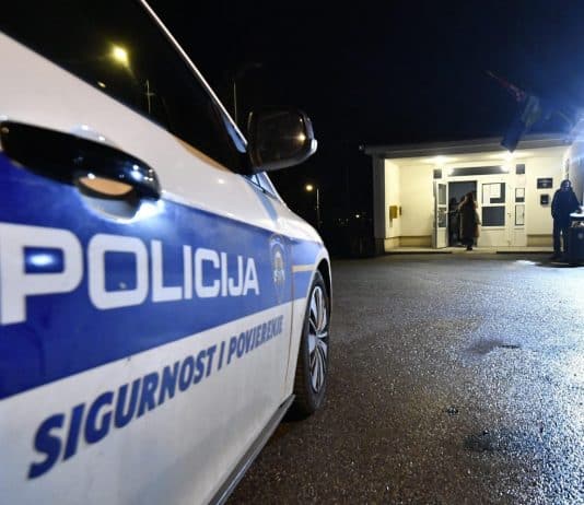 Muškarac iz automatske puške ubio dvije osobe, a dvije teško ranio