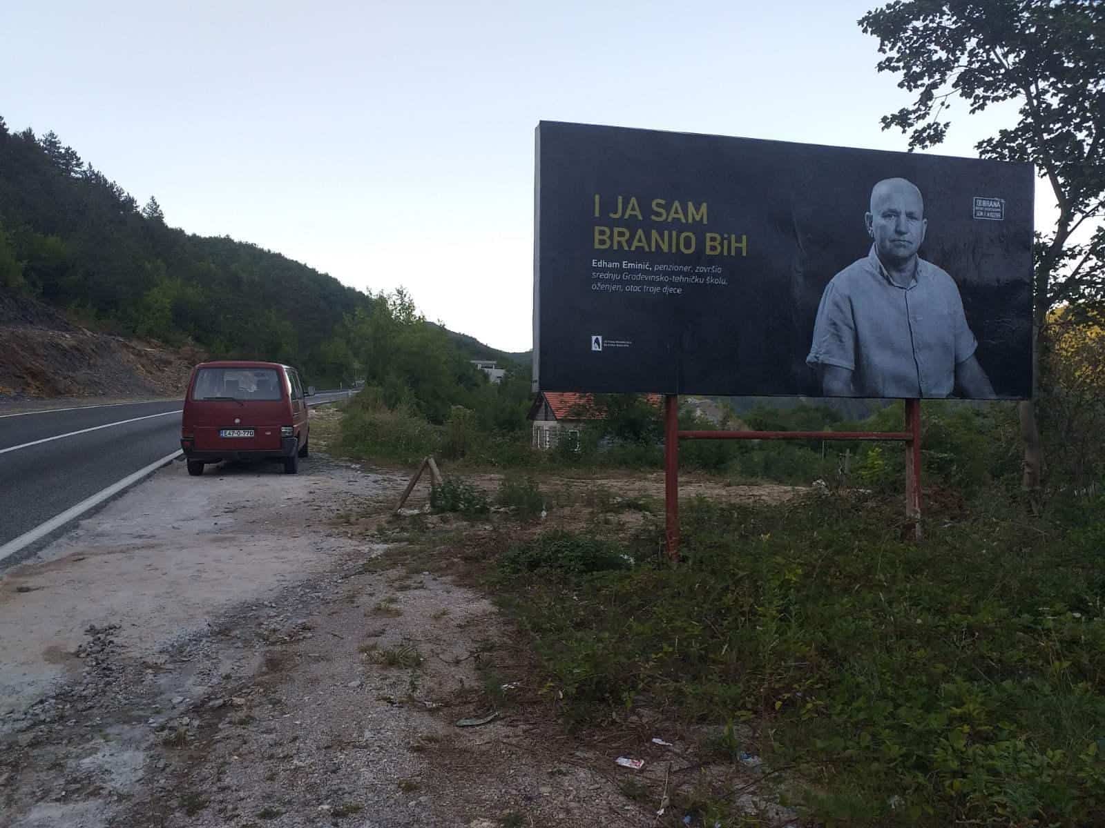 “Plakat revolucija” u BiH, Bošnjaci nastavljaju kampanju protiv Schmidta i Hrvata