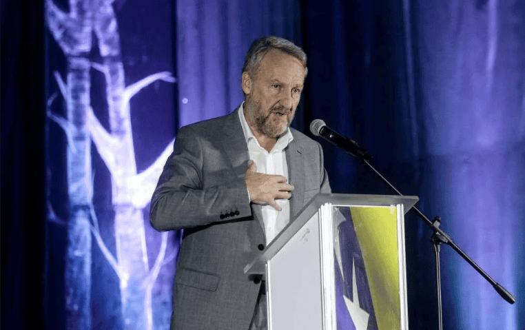 “Mi smo i muslimani, i Bošnjaci, i Bosanci, i Europljani. Naši su bosanski kraljevi, naši su i Titovi partizani i Alijini zlatni ljiljani”