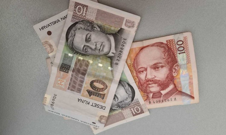 Turist u Istri htio zamijeniti eure za kune, šokirao se kad je vidio što je dobio od prevaranta