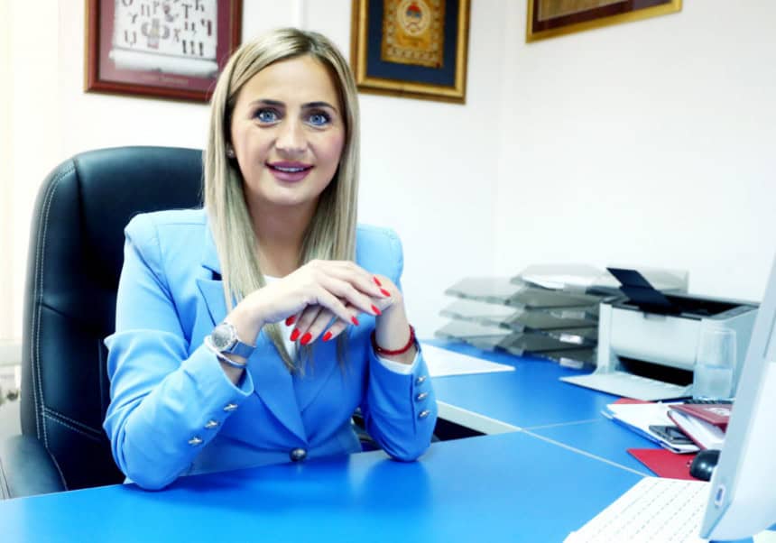 Gospođica se izlanula i otkrila da je preko stranke došla do nekoliko pozicija, počele padati kaznene prijave