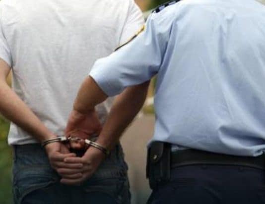 Pijan napao policajca i vukao ga autom 100 metara