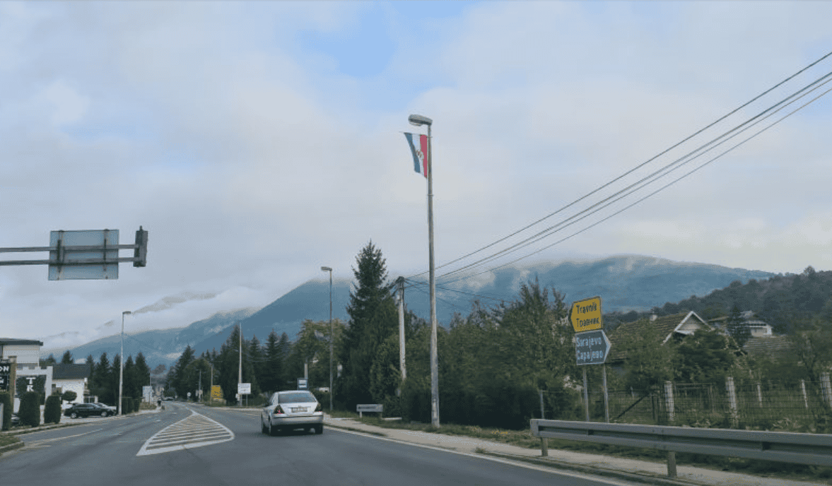 Zastava Hrvata u BiH zavijorila se na najprometnijem raskrižju u središnjoj Bosni