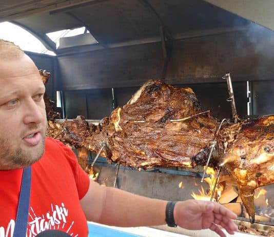 VIDEO: Pečeni bik od 600 kg na ražnju za čitav grad u Središnjoj Bosni