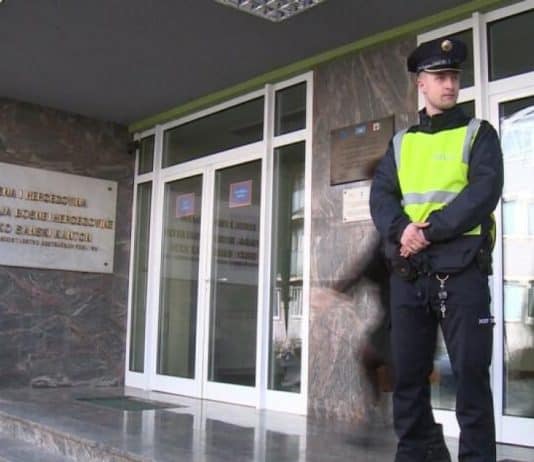 Bihać: Otac i sin pokušali autom pregaziti vlasnika kluba, on izvadio pištolj i pucao na njih