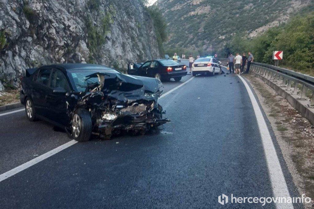 Vozilo se zabilo u stijenu, policija došla na mjesto nesreće, a zatim je oba vozila pokosio treći automobil